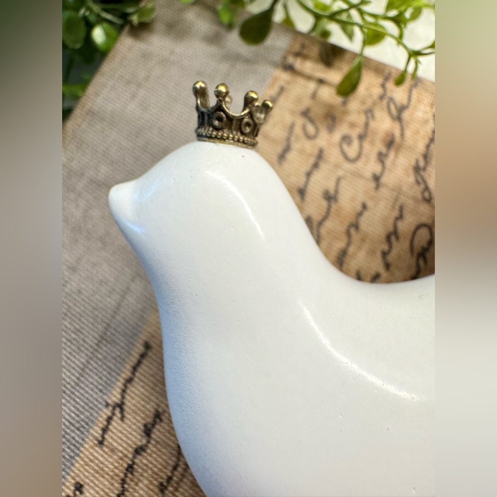 New Small White Resin Bird w/ Antiqued Gold Tone Crown Decor Figurine - 3” - Picture 3 of 8